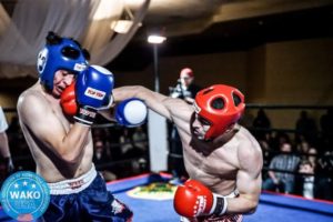 Jordi Requejo combat en ring ficant una dreta el seu adversari